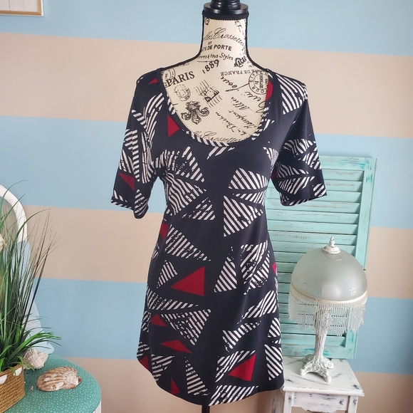 LuLaRoe Tops - NWT LuLaRoe Geometric Perfect T Top